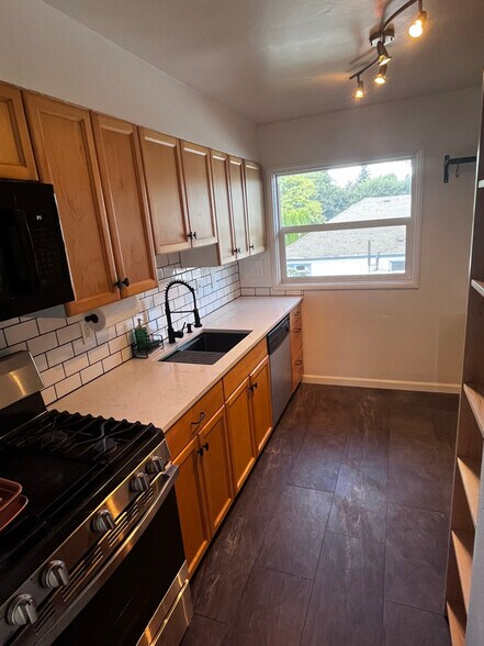 Building Photo - 3013 SE Waverleigh Blvd