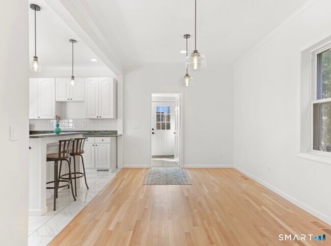 Building Photo - 709 Tunxis Hill Rd