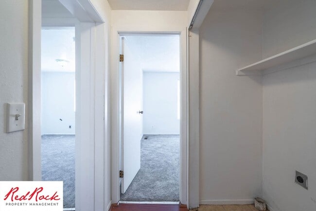Building Photo - Charming 2 Bed / 1 Bath Apartment in a Prime Location