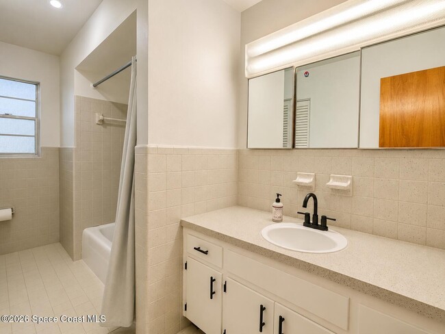 Building Photo - 3080 Royal Oak Dr