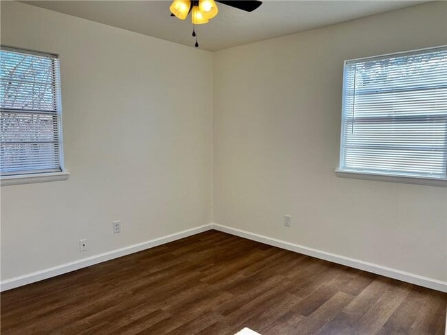 Building Photo - Super cute corner lot!