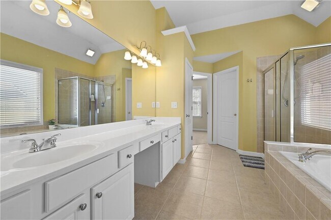 Building Photo - 3945 Summit Gate Dr