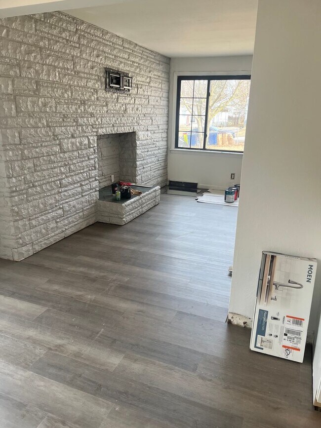 Building Photo - Coming soon! Spacious 3 Bed 2 Bath Home!