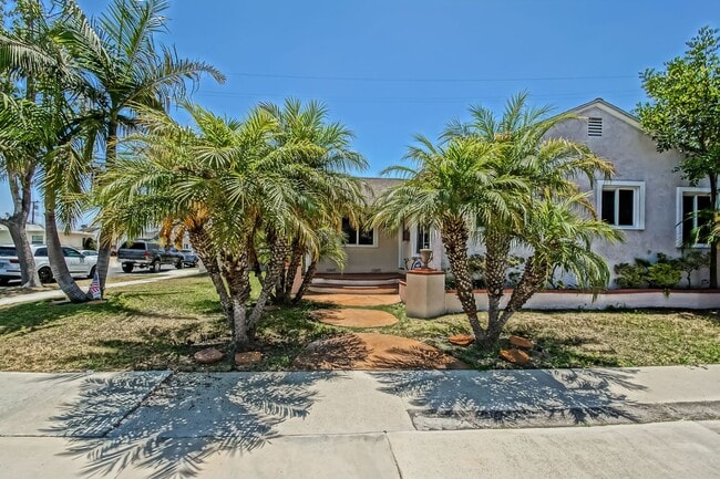 Building Photo - CHARMING, BRIGHT & AIRY HOME ON LARGE CORN...