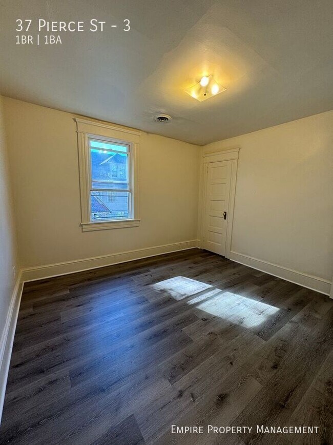 Building Photo - 37 Pierce St