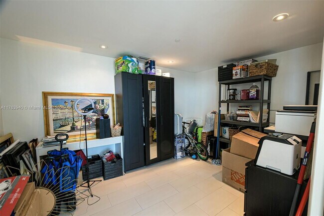 Building Photo - 495 Brickell Ave