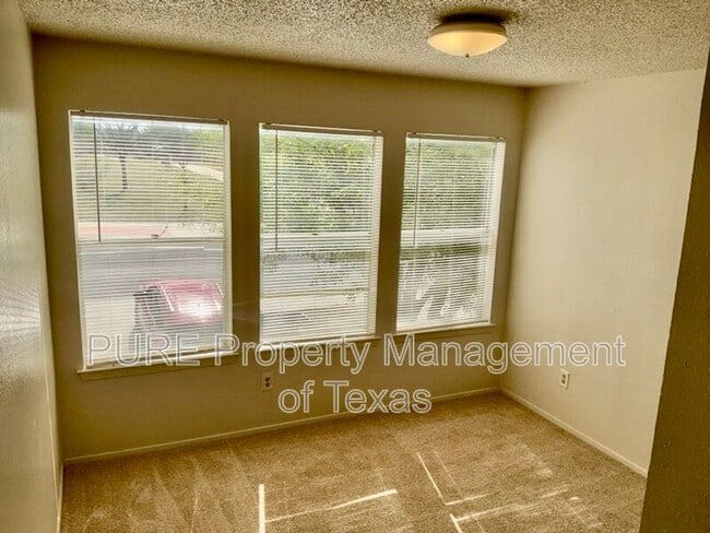 Building Photo - 12120 Thompkins Dr