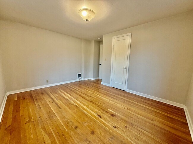 Building Photo - 2115 33rd Ave W