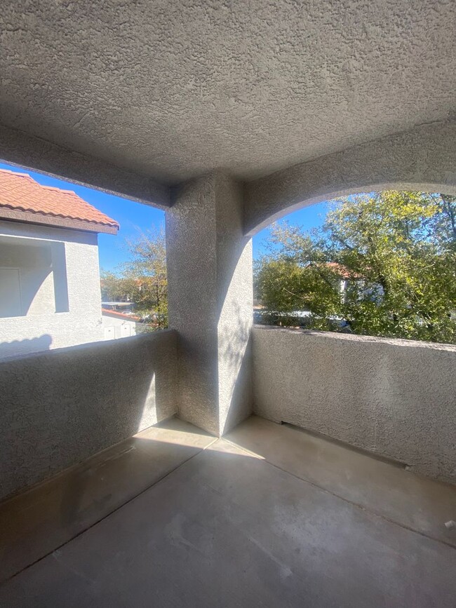 Building Photo - Cozy 1 bedroom condo conveniently located ...