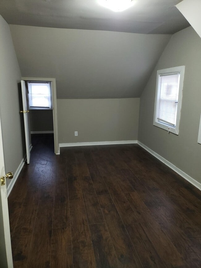 Building Photo - SPACIOUS HOME -  4 bedroom 2 bathroom - Se...