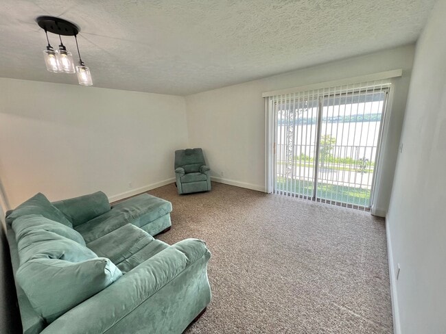 Livingroom w/ Full River View - 212 Riverside Dr