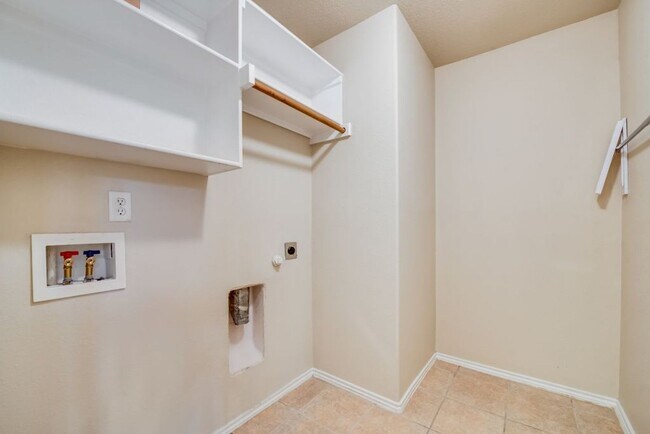 Building Photo - COMING SOON! CHARMMING 2 BEDROOM TOWNHOME ...