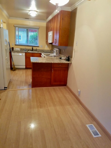 Building Photo - 447 Oak Ave