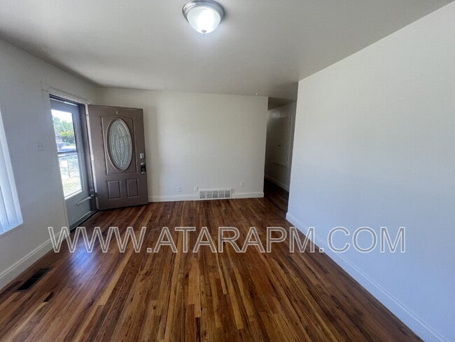 Building Photo - 1001 E Sego Lily Dr