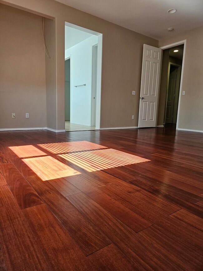 Building Photo - 5 BEDROOM OAK HILLS / HESPERIA HOME