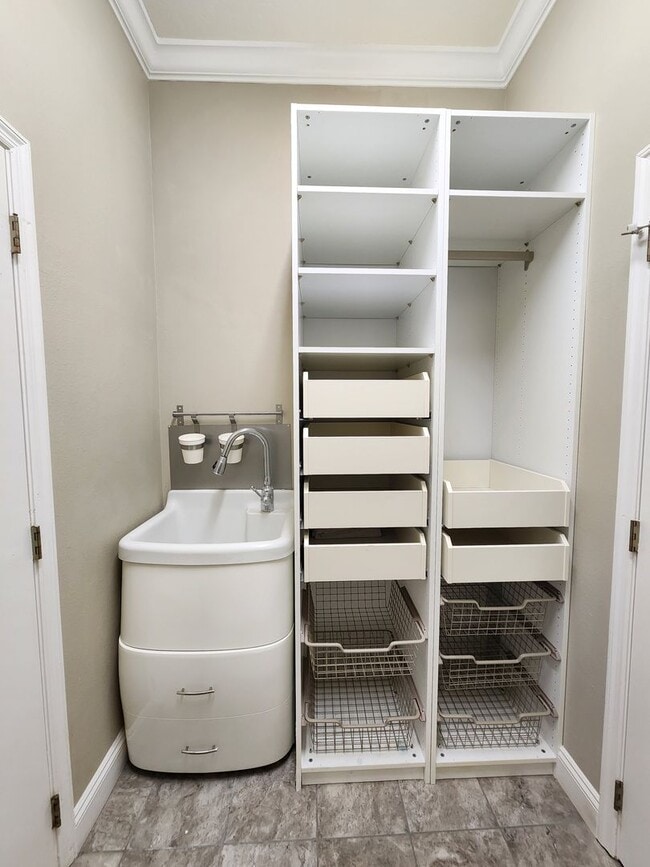 Building Photo - Hunters Creek Home with Fenced Back Yard in Guard-Gated Golf Community