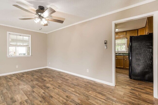 Building Photo - 3-Bed Plus 2 Bonus Rooms with Large Yard!