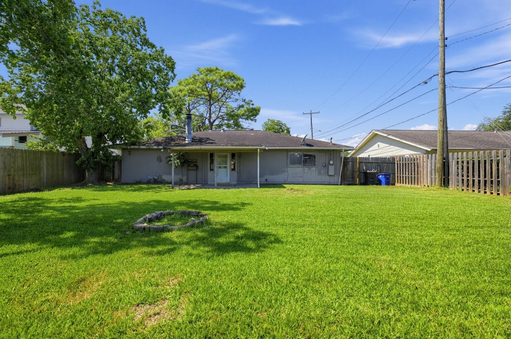 Building Photo - 1901 Fairfield Ct N