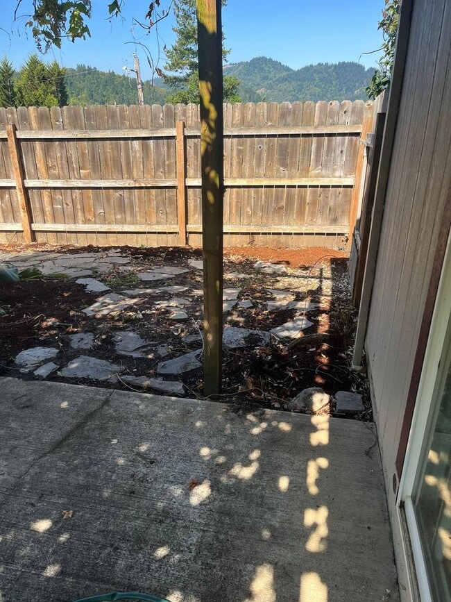 Building Photo - Large 3 bed/2 bath single family home