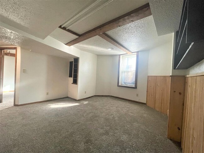 Building Photo - 831 E College St