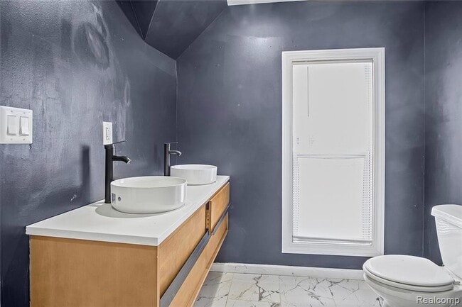 Building Photo - 671 Clairmount Ave