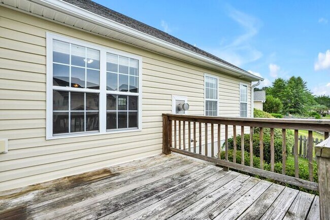 Building Photo - Leland Wedgewood at Lanvale community, Great open floor plan, on level, hardwoods, fire place, ma...