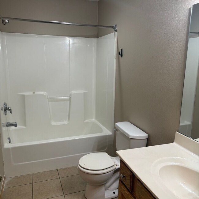 Building Photo - 3 Bedroom 2 bath remodeled Home