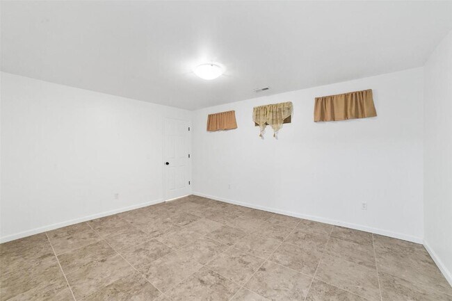 Building Photo - 287 Kerstyn Dr