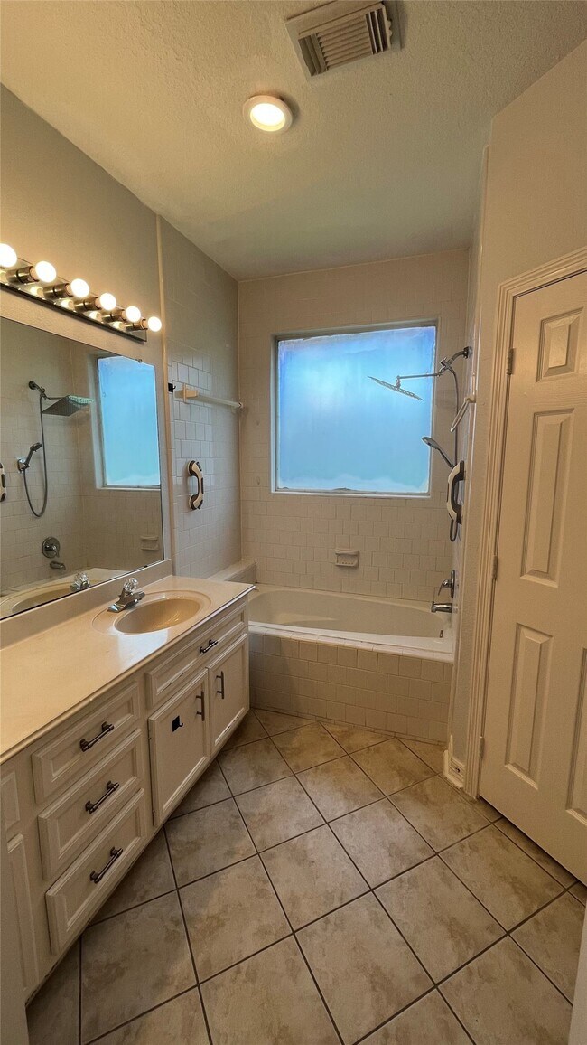 Building Photo - 2402 Raintree Village Dr