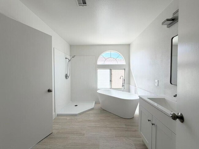 Building Photo - Beautifully renovated and move-in ready home located in the heart of Green Valley