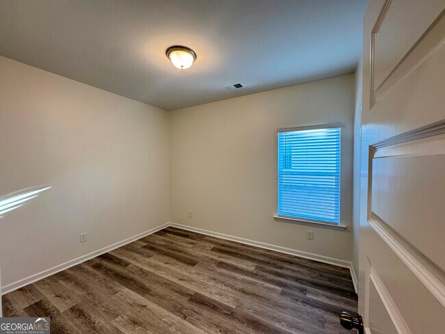 Building Photo - 214 N Dogwood St