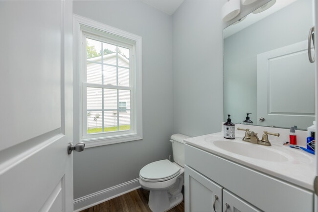 Building Photo - 105 Nice Dr