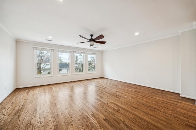 Building Photo - 1135 Louise St