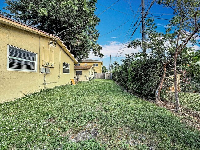 Building Photo - 408 NE 12th Ave