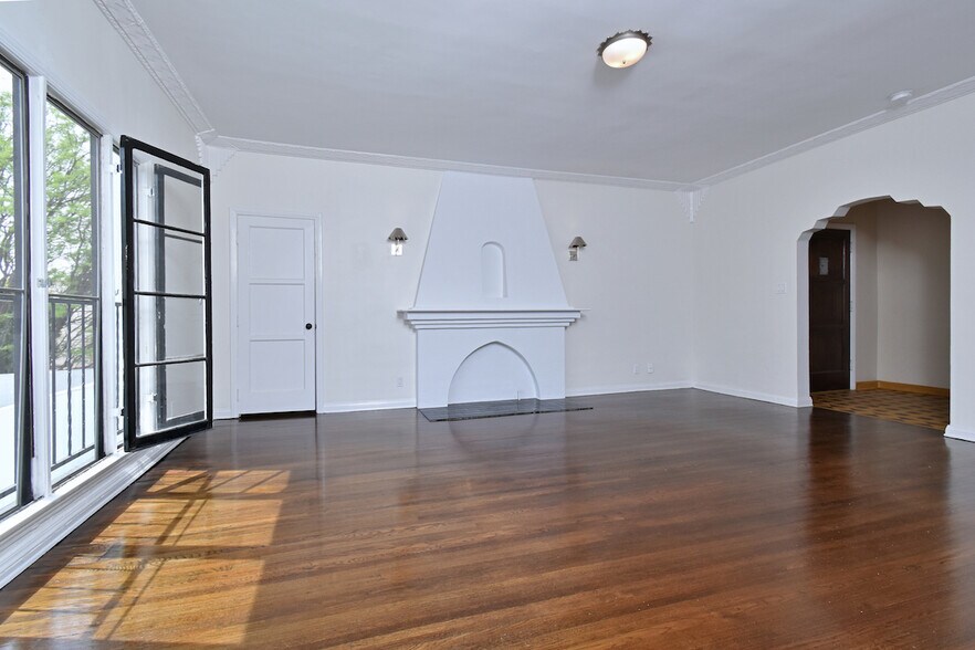 Building Photo - 724 S Genesee Ave