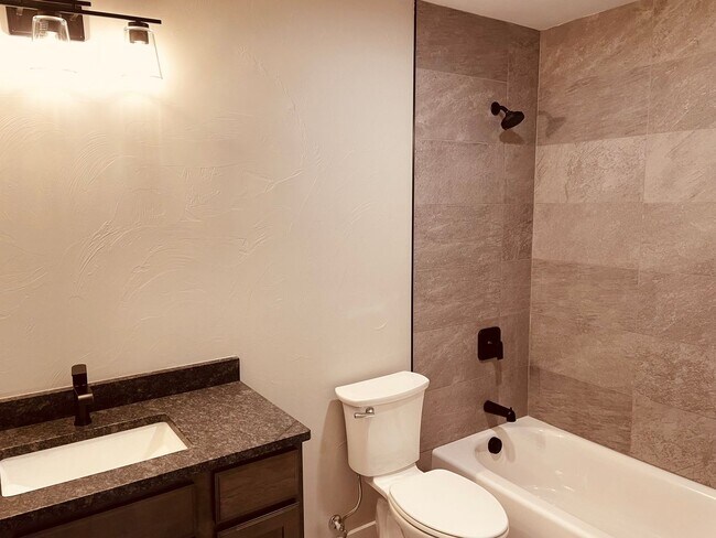 Building Photo - 3 Bd / 2.5 Bath
