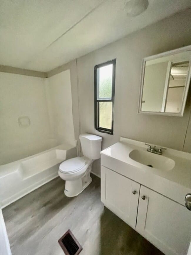 Building Photo - Newly Renovated 2 bedroom 2 bath Moble Hom...