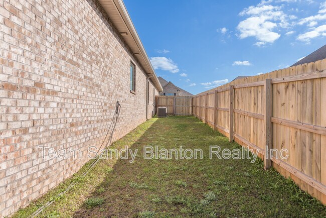 Building Photo - 9599 Pebble Stone Dr