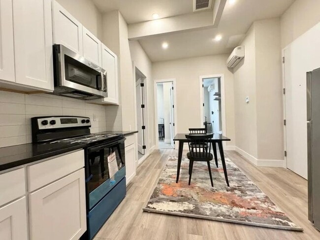 Building Photo - 61 Delmonico Pl