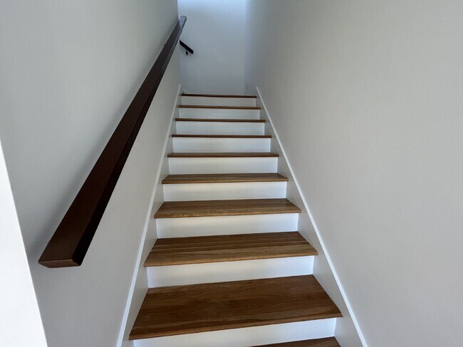 Building Photo - 2BD 2BA 3 STORY TOWNHOME FOR RENT