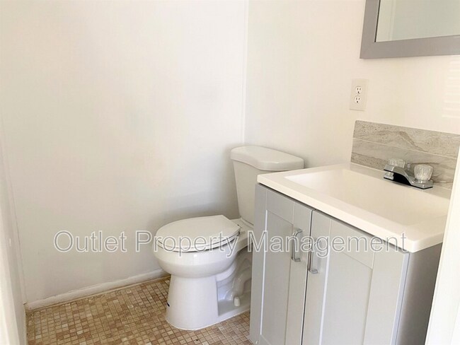 Building Photo - 806 E. 14 Street