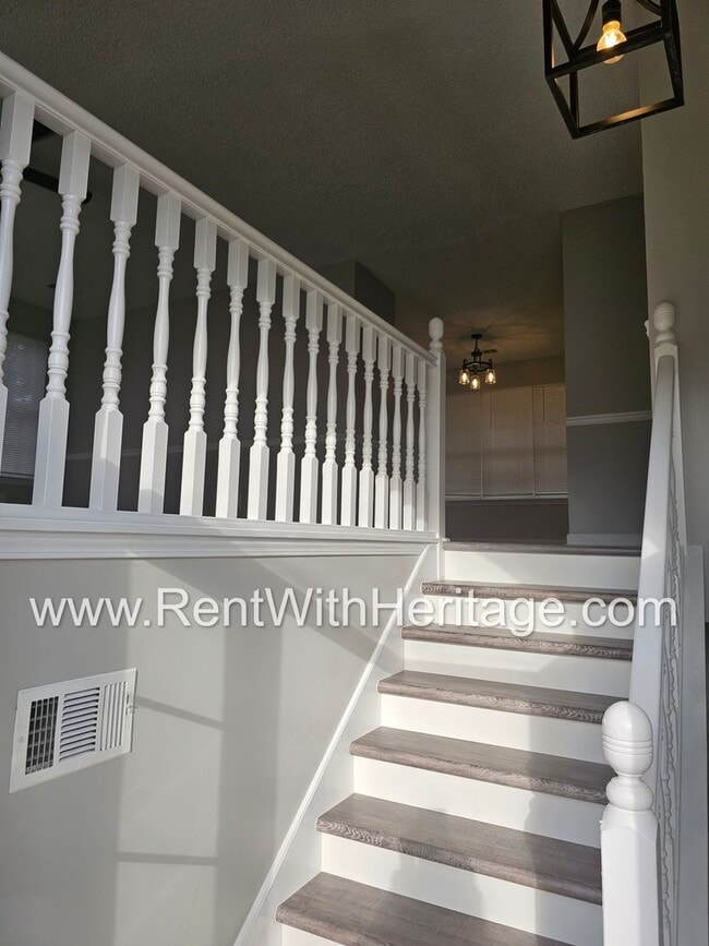 Building Photo - Gorgeous 5 bedroom/ 3 bath/ Upgrades Galor...