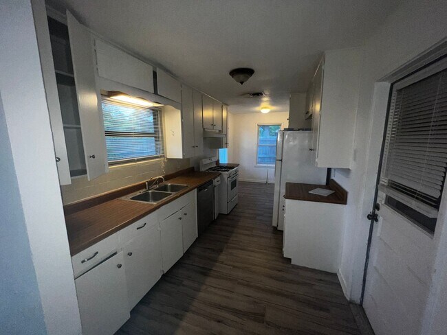 Primary Photo - 3/2/2 home on a quiet street. Centrally lo...