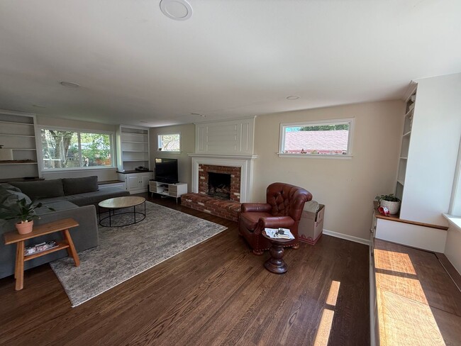 Building Photo - Beautifully Renovated Boulder Gem with Bac...