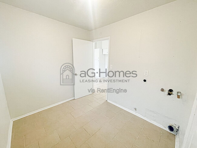 Building Photo - 3409 Overland Dr