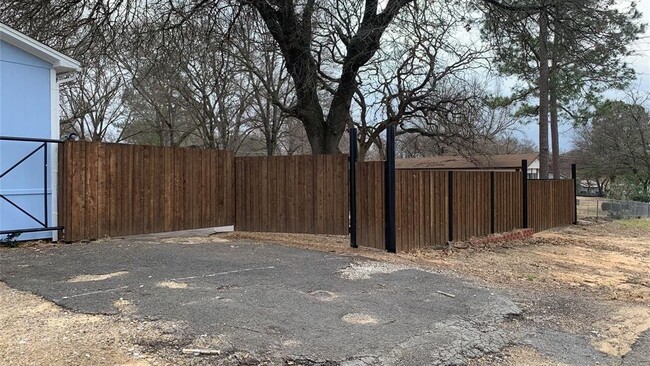 Building Photo - 201 Big Chief Dr