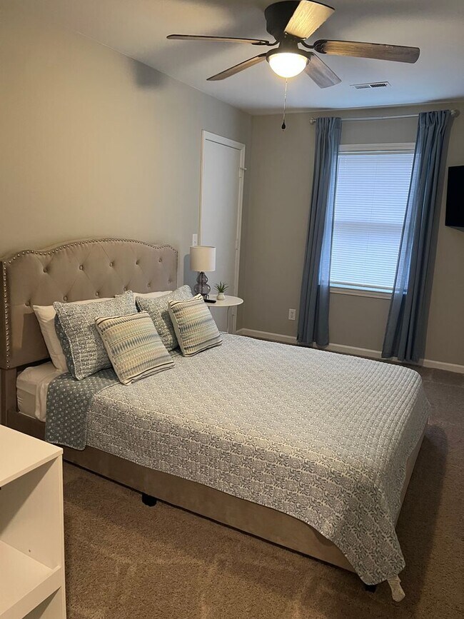 Building Photo - FULLY FURNISHED - Just steps to the beach! PERFECT FOR TRAVELING PROFESSIONALS!