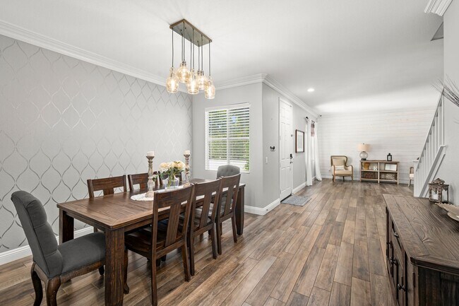 Building Photo - Gorgeous Eastlake Townhome!