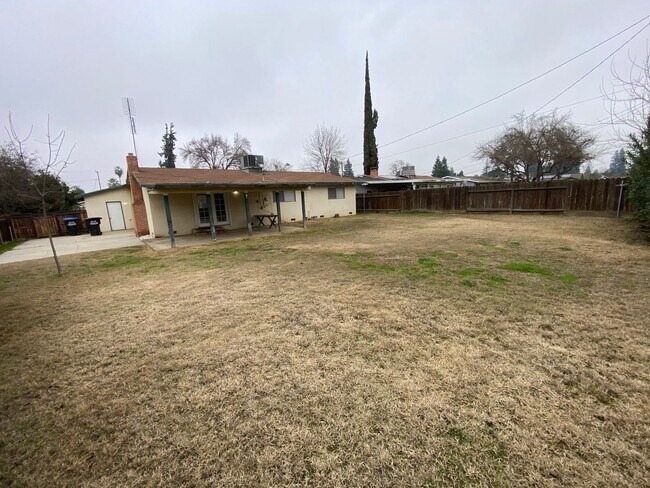 Building Photo - Spacious home Available Now!