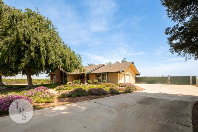 Building Photo - Fresno Westside Home, 3BR/3BA, Country Liv...